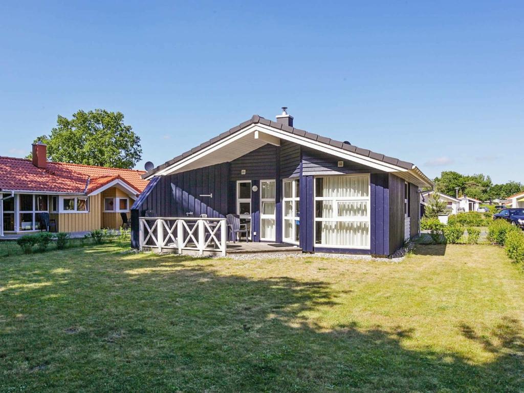 una casa negra con un patio delante en 5 person holiday home in GROEMITZ, en Grömitz