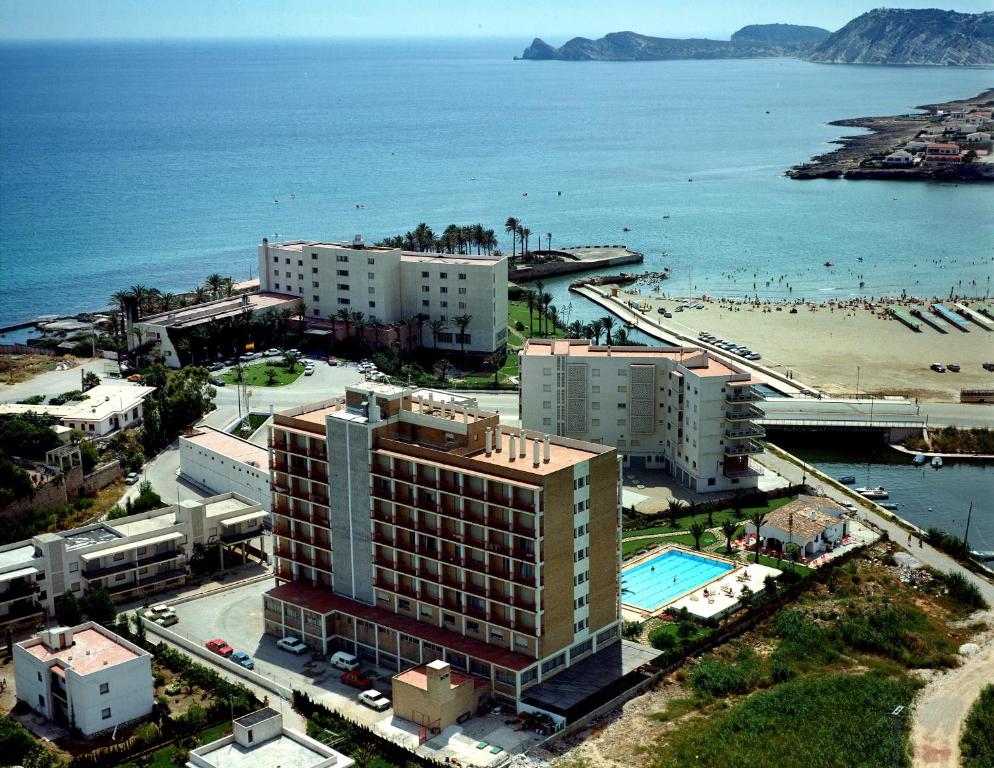 - une vue aérienne sur une ville avec une plage et des bâtiments dans l'établissement Hotel Villa Naranjos, à Jávea
