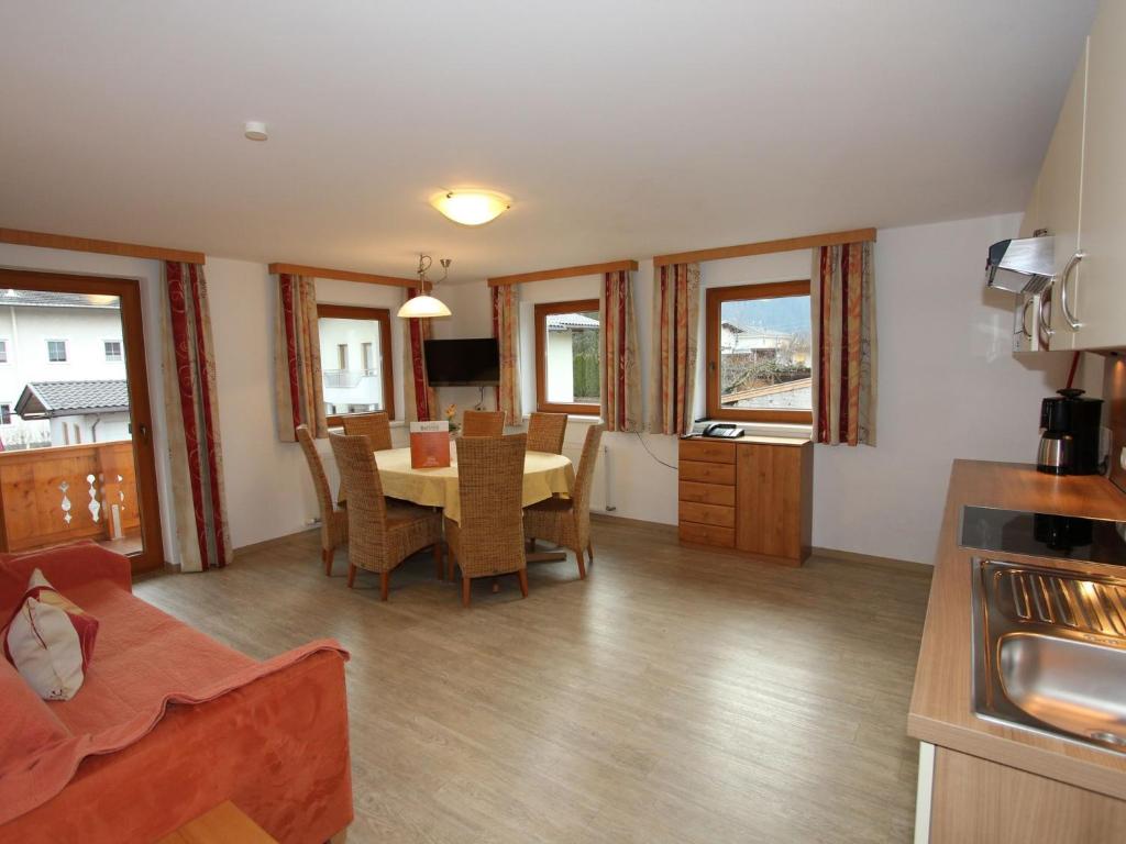 kuchnia i jadalnia ze stołem i krzesłami w obiekcie Stylish Flats in Uderns near Ski Lifts w mieście Uderns