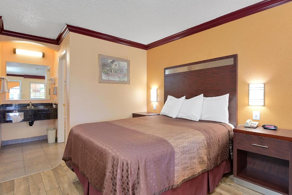 Americas Deluxe Inn- Marysville photo