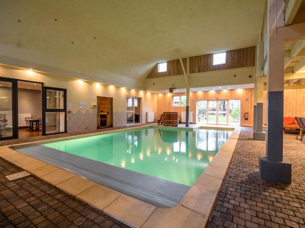 Bassein majutusasutuses Modern Holiday Home in Sourbrodt with Private Pool või selle lähedal