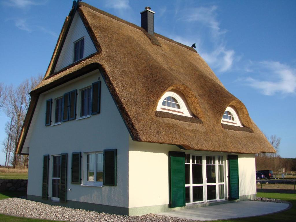レリクにあるFairy tale holiday home in Rerik with private terraceの茅葺き屋根の家