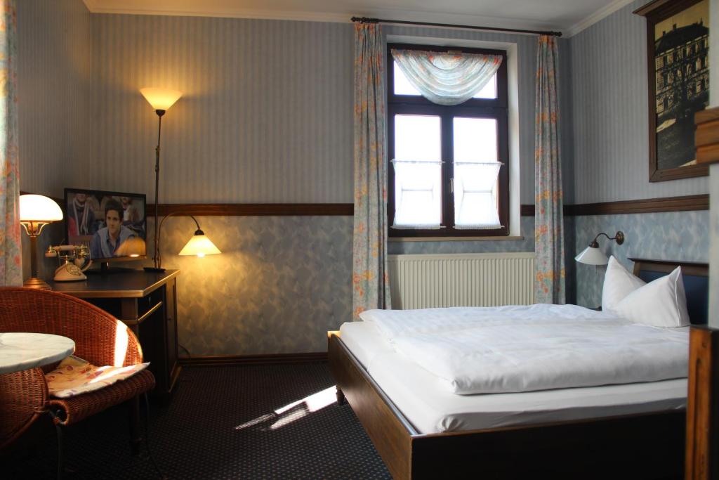 Postel nebo postele na pokoji v ubytování Hotel BB Bahnhof Bertsdorf