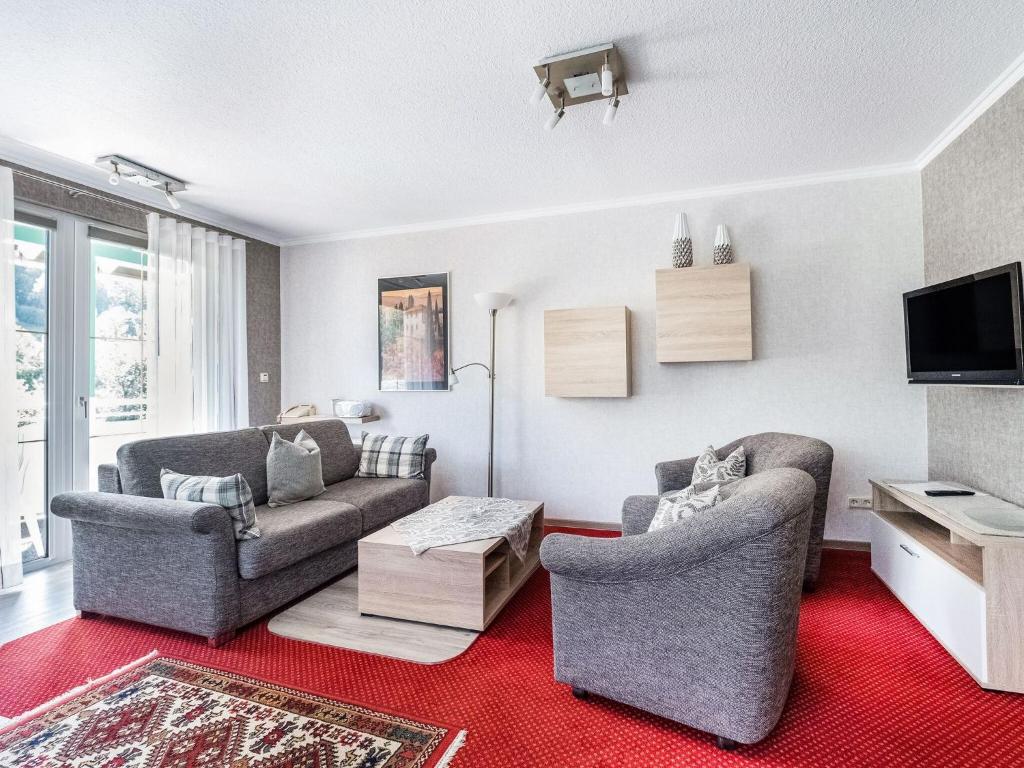 een woonkamer met twee banken en een tv bij Ruhiges Apartment in Schwalefeld mit Garten in Willingen