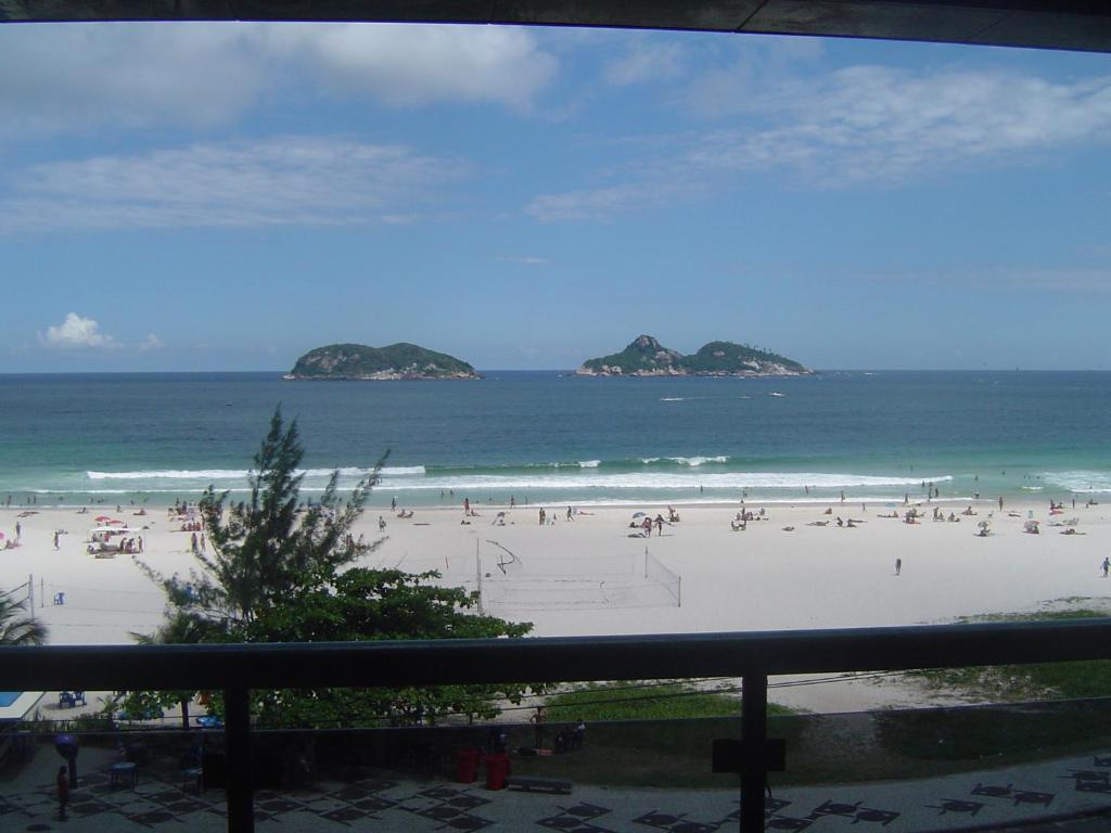 una playa con mucha gente en ella en Bondai - Praia do Pepe - Barra da Tijuca, en Río de Janeiro