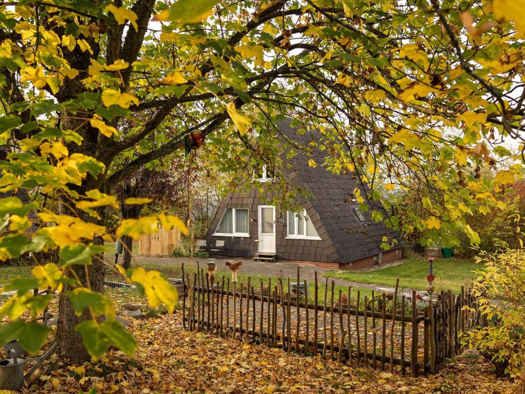 une maison avec une clôture devant elle dans l'établissement Holiday home in Bestwig with private garden, à Bestwig