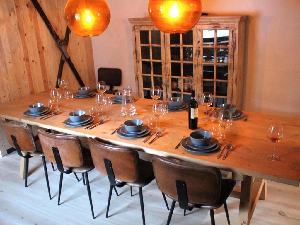 un grande tavolo in legno con sedie e bicchieri da vino di Apartment in Winterberg with garden a Winterberg