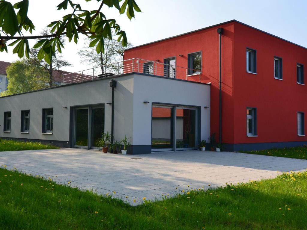 un edificio rojo y blanco con una gran entrada en Modern apartment Thuringia, en Tabarz