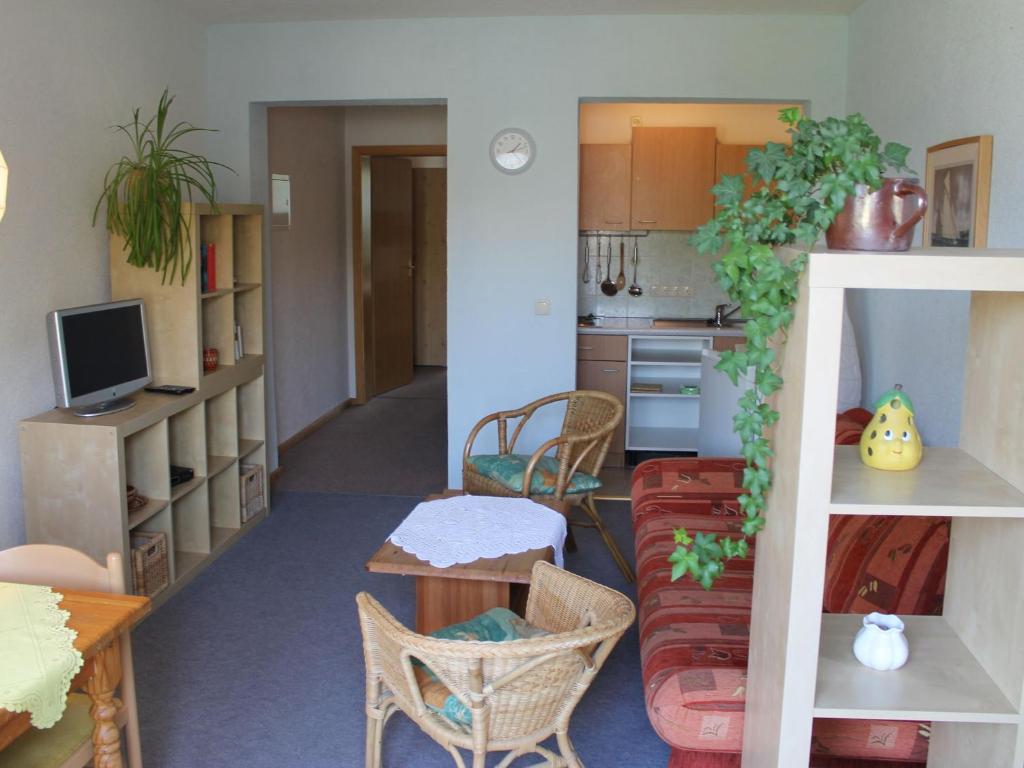 レリクにあるCozy apartment in Rerik Germany near Seaのリビングルーム(ソファ、テーブル付)