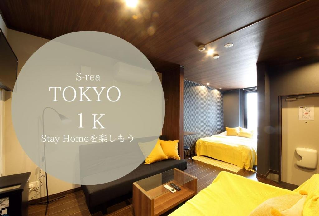 Zimmer mit einem Schlafzimmer mit einem Bett und einem Fenster in der Unterkunft s-rea TOKYO 101 in Tokio