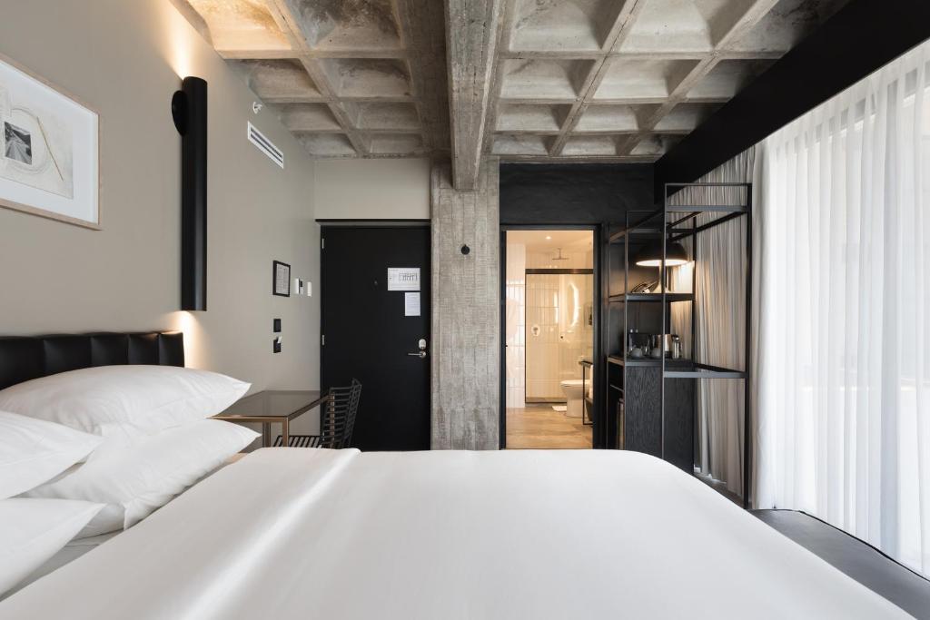 Postel nebo postele na pokoji v ubytování Bellwort Hotel