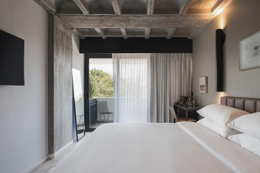 Postel nebo postele na pokoji v ubytování Bellwort Hotel