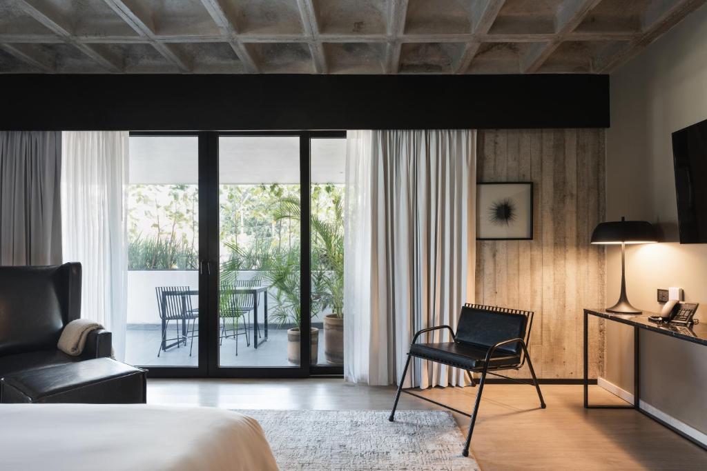 Postel nebo postele na pokoji v ubytování Bellwort Hotel