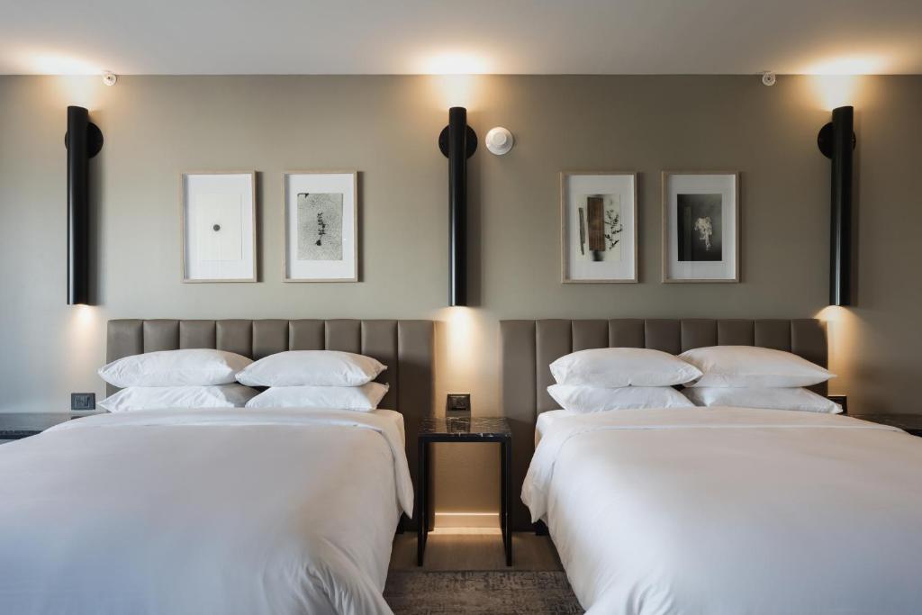 Postel nebo postele na pokoji v ubytování Bellwort Hotel