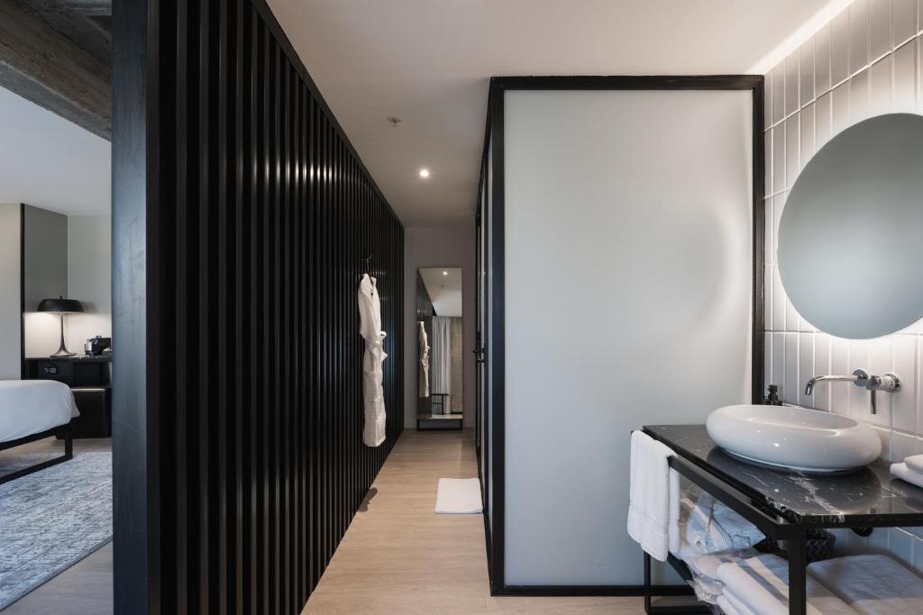 Postel nebo postele na pokoji v ubytování Bellwort Hotel