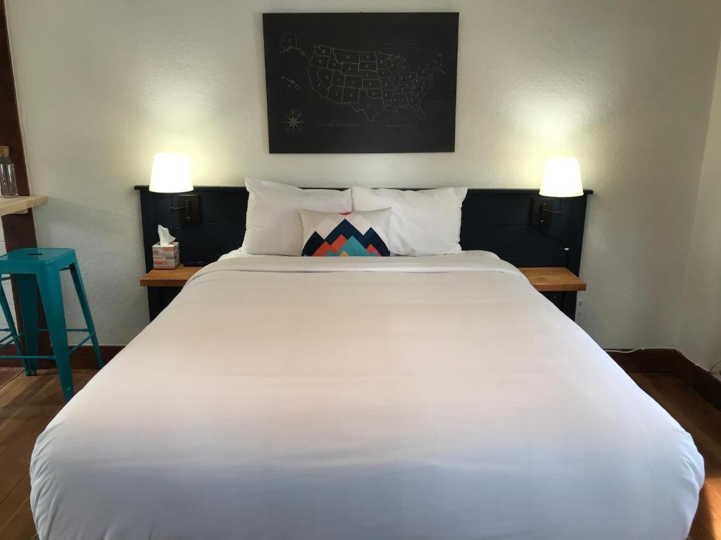 Postel nebo postele na pokoji v ubytování Left Coast Lodge - Pet Friendly