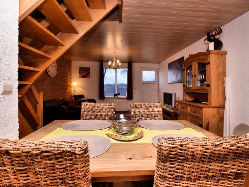 een eetkamer met een tafel en stoelen bij Small simple and reasonably priced semi detached house with its own terrace in Houffalize