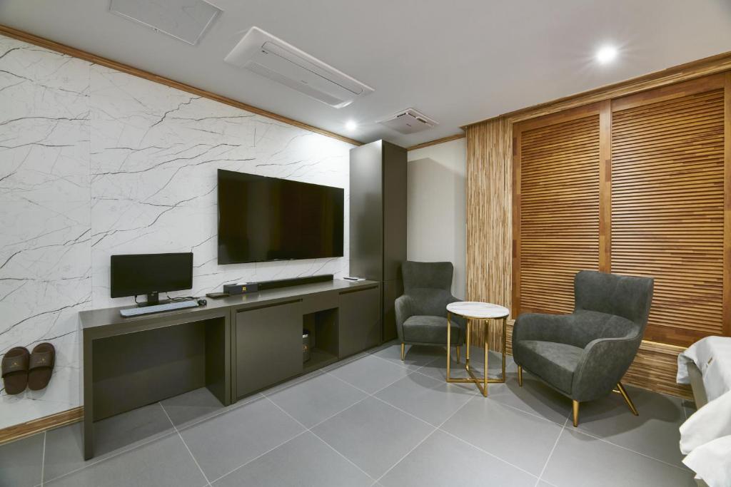 TV a/nebo společenská místnost v ubytování Aura Hotel
