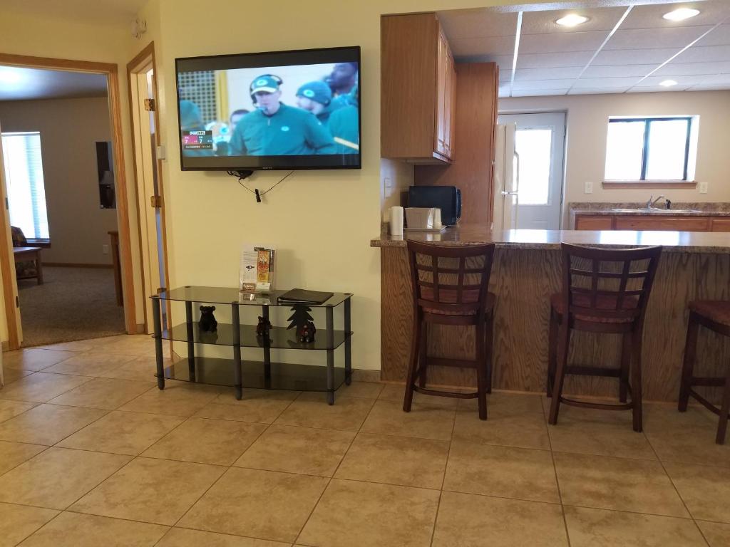 Amber's Inn and Suites - Two-Bedroom Suite