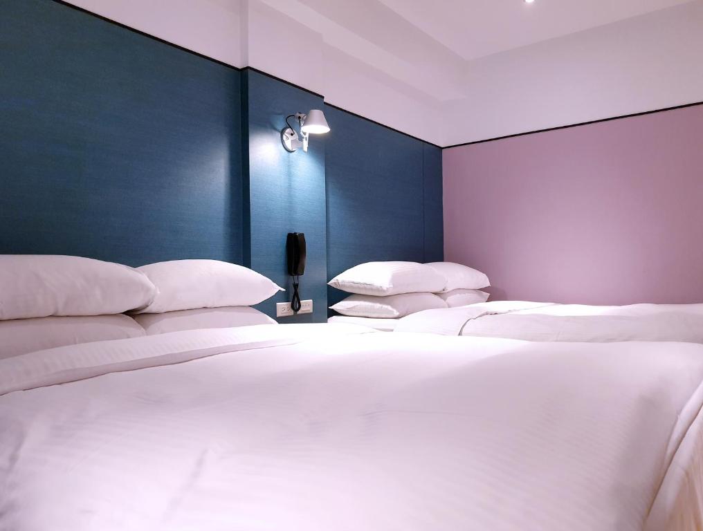 A bed or beds in a room at River Inn Kenting