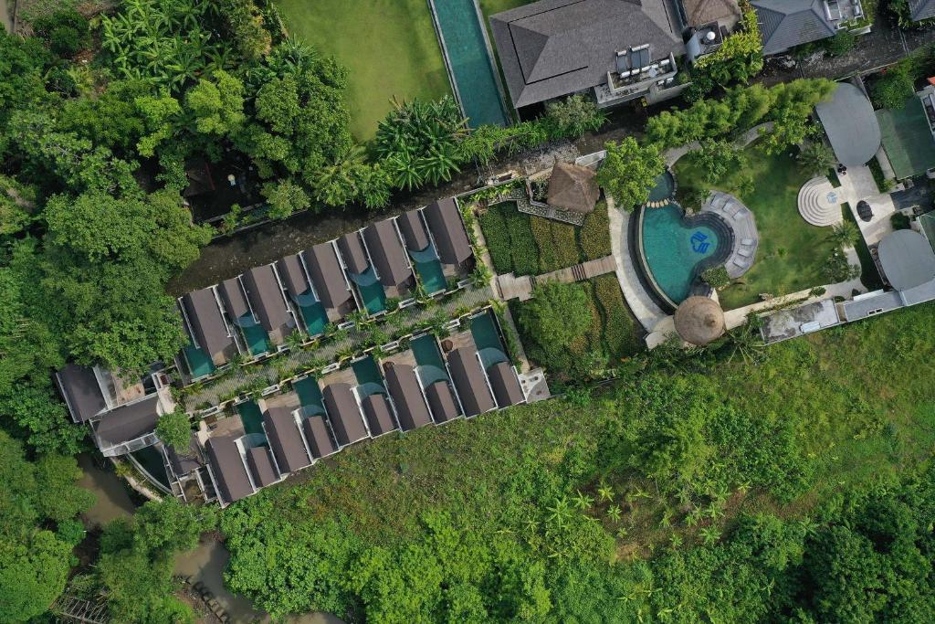 an overhead view of a yard with a pool at Lalasa Villas Canggu in Canggu