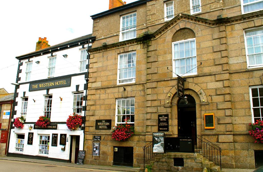 un gran edificio de piedra con flores delante en The Western en St Ives