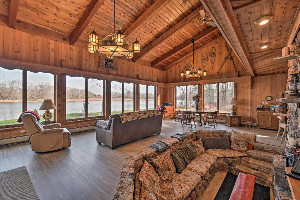 sala de estar de planta abierta con sofá grande y sillas en Eagles Nest - Baraboo Cabin on Wisconsin River! en Baraboo