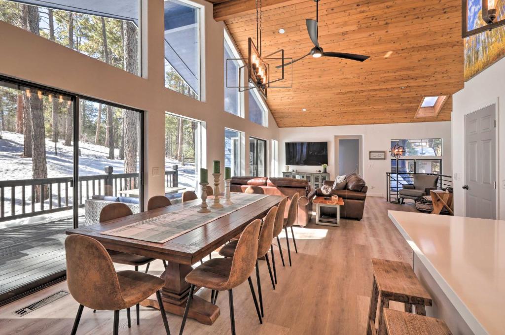 une salle à manger avec une grande table et des chaises en bois dans l'établissement Bright Hideaway with Fire Pit Golf, Ski and Hike, à Mountainaire