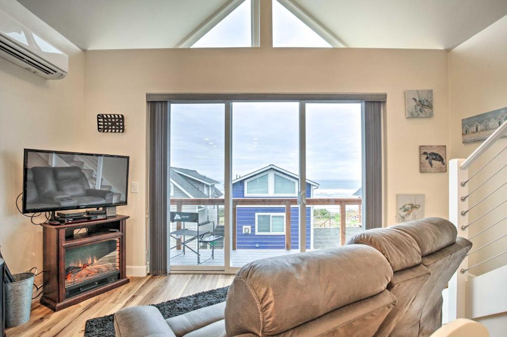 亚查茨Peaceful Winter Retreat Oregon Coastline Beach!的带沙发和电视的客厅