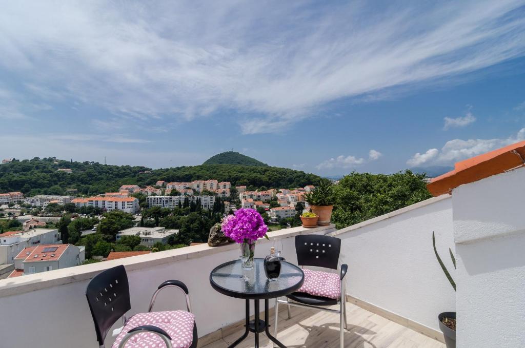 balcone con tavolo, sedie e vista di Apartment Emma a Dubrovnik
