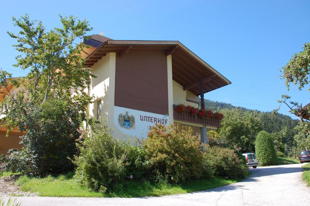 ein Gebäude am Straßenrand in der Unterkunft Pension Unterhof in Kolsassberg