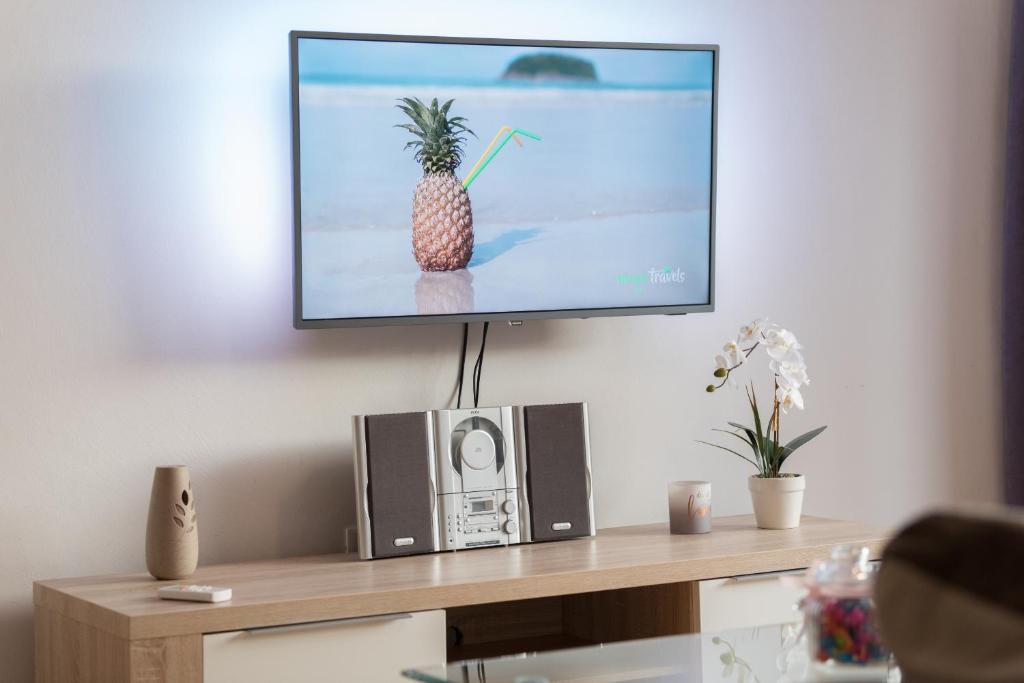 Televízia a/alebo spoločenská miestnosť v ubytovaní Neno