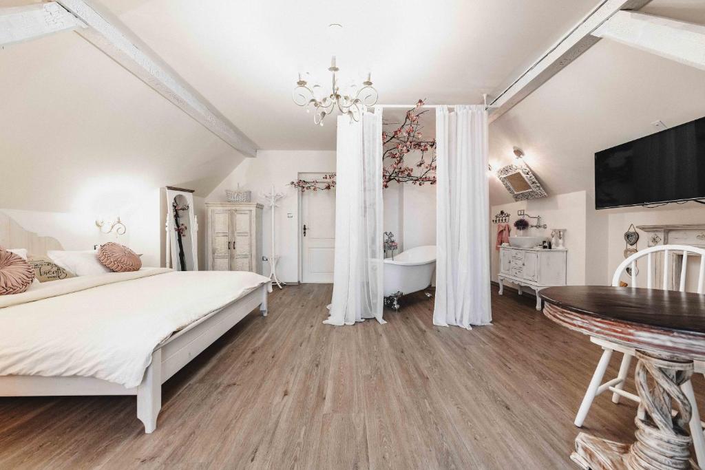 Postel nebo postele na pokoji v ubytování Resort Mlýn Černovice