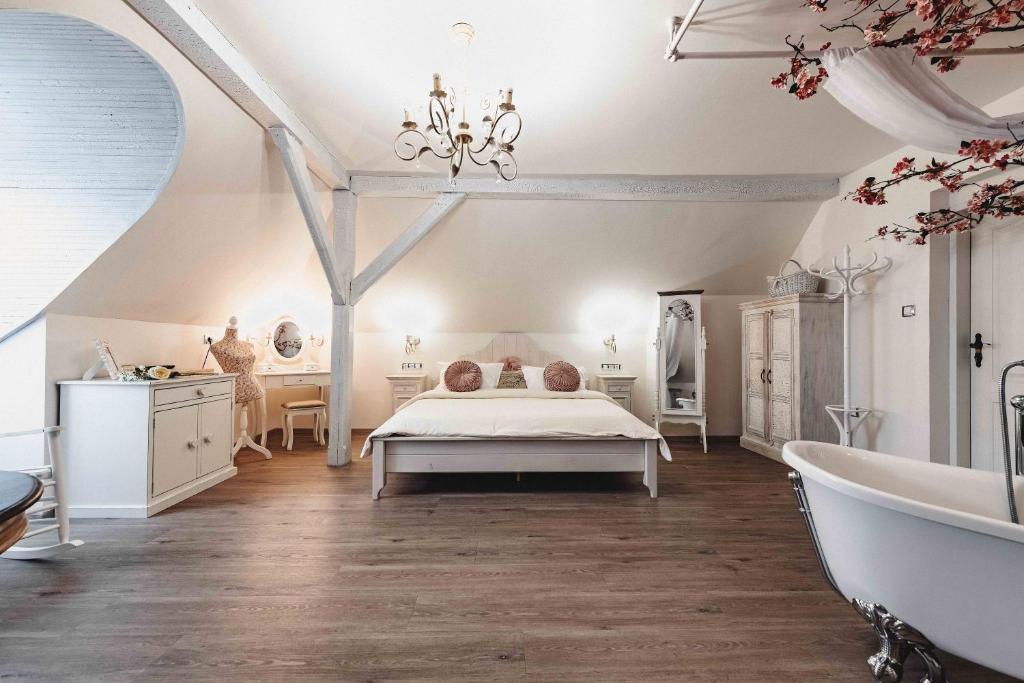 Postel nebo postele na pokoji v ubytování Resort Mlýn Černovice
