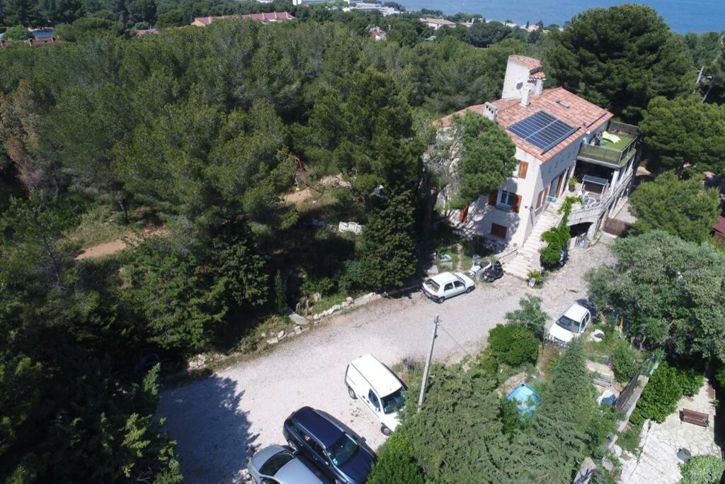 une vue aérienne sur une maison avec des voitures garées dans une allée. dans l'établissement T3 avec grande terrasse et jardin sur les hauteurs de Martigues, à Martigues