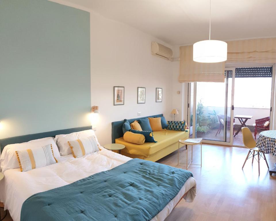 ローマにあるDelmirani's Book Apartments - Vatican Viewのベッドルーム(大型ベッド1台付)、リビングルームが備わります。
