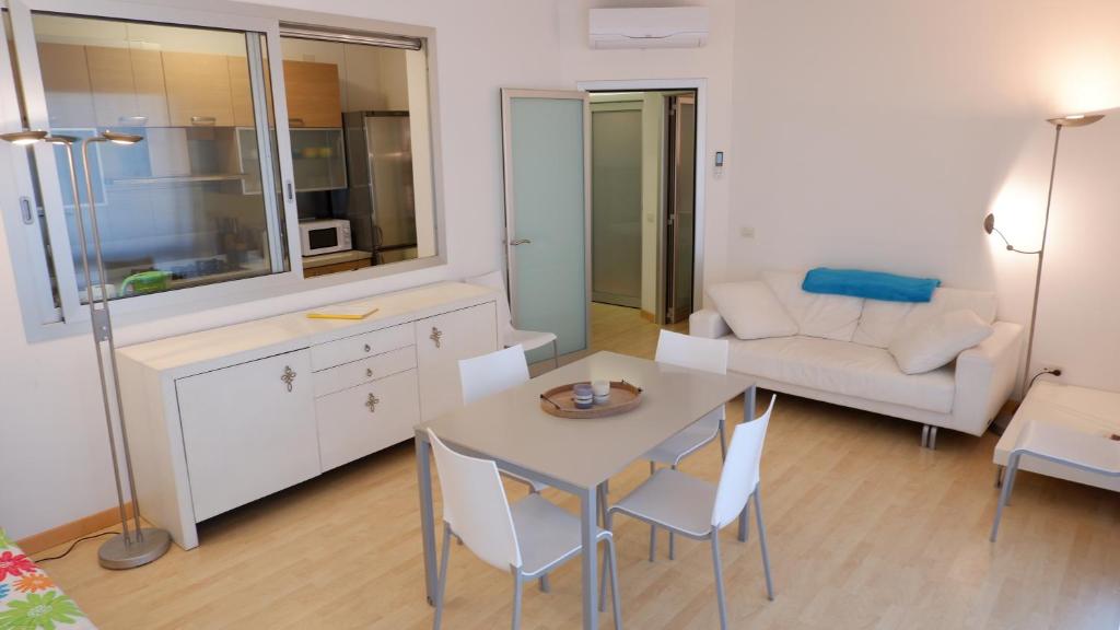 A kitchen or kitchenette at App4rent Augustus Sea View - Family House - wifi&parking - 3 rooms