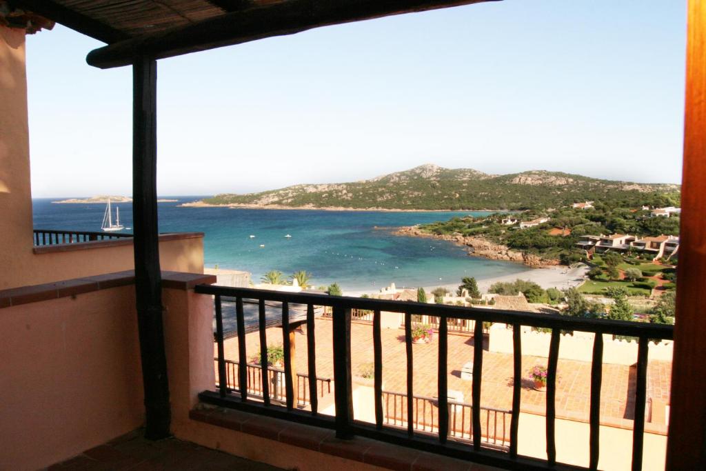 uma vista para a praia a partir de uma varanda em Chrysalis Bay em Porto Cervo
