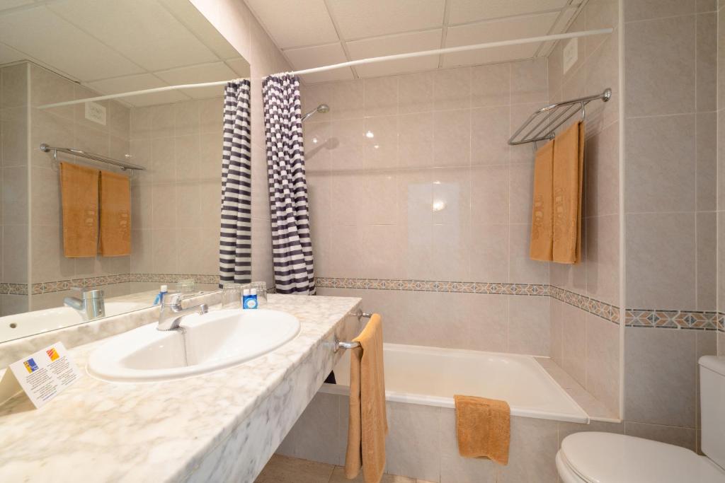 A bathroom at Apartamentos Galeon Playa