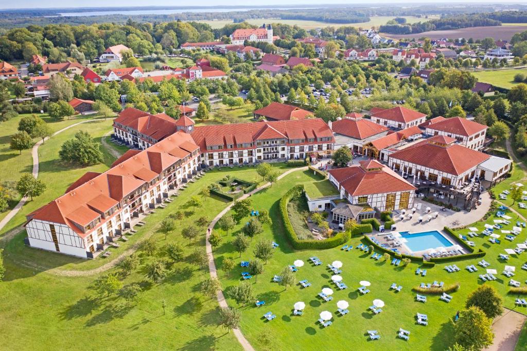 - une vue aérienne sur un complexe avec un grand bâtiment dans l'établissement ROBINSON Fleesensee, à Göhren-Lebbin