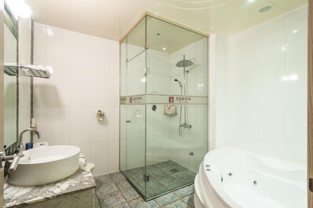 Koupelna v ubytování Aura Hotel