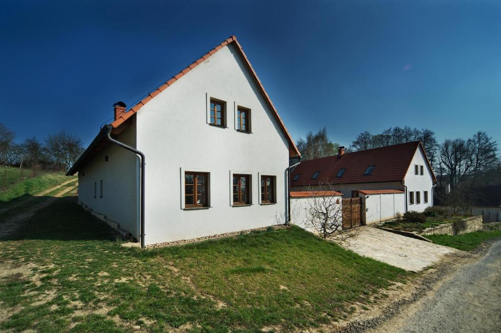 una casa blanca al lado de una carretera en U Mišpule, en Čížov
