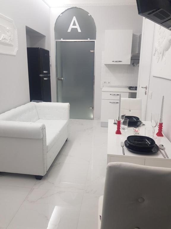 A kitchen or kitchenette at Black & White