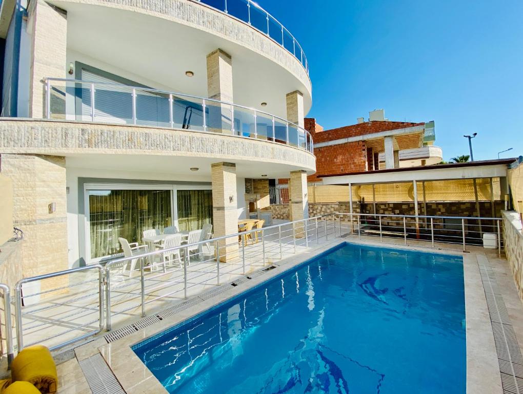 Kuşadası nda havuzlu muhteşem villa ROMA