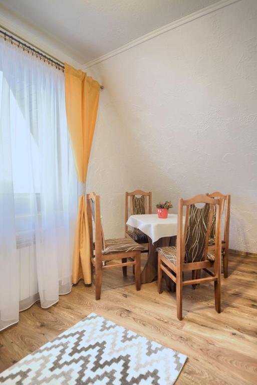 Posezení v ubytování Rodzinny Dom i Apartamenty u Ciwersa z balią w ogrodzie