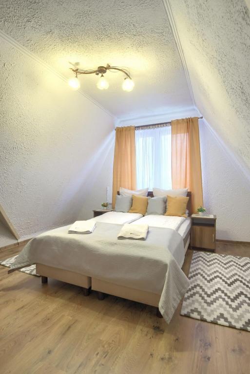 Postel nebo postele na pokoji v ubytování Rodzinny Dom i Apartamenty u Ciwersa z balią w ogrodzie