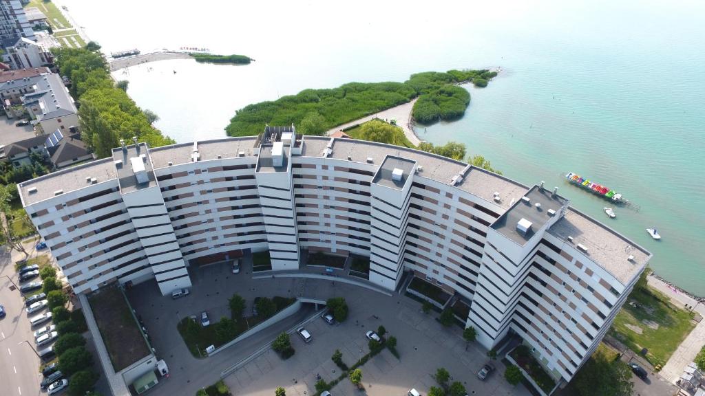 una vista aérea de un gran edificio junto al agua en Siófok Club 218 Wellness Apartman, en Siófok