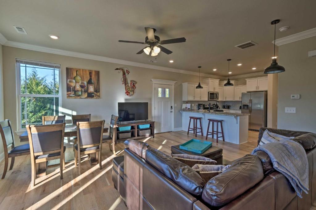 Modern Beaver Lake Gem at Holiday Island!, Eureka Springs (updated