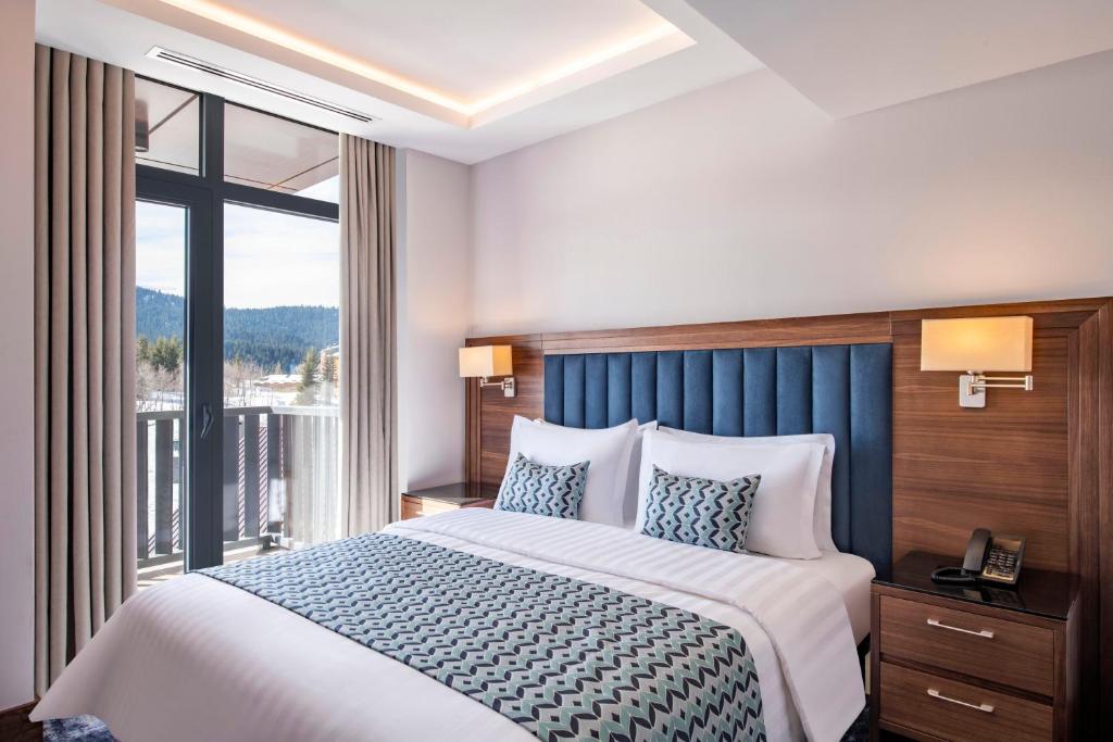 Postel nebo postele na pokoji v ubytování Ambassadori Goderdzi Hotel