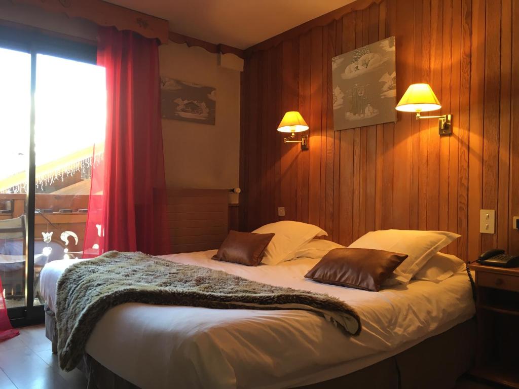 Postel nebo postele na pokoji v ubytování Hôtel Les Airelles